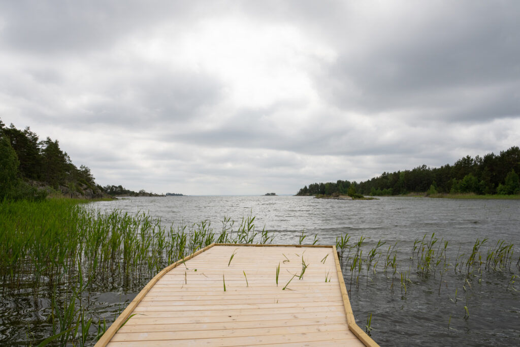 En brygga med utsikt mot öppet vatten. Foto.