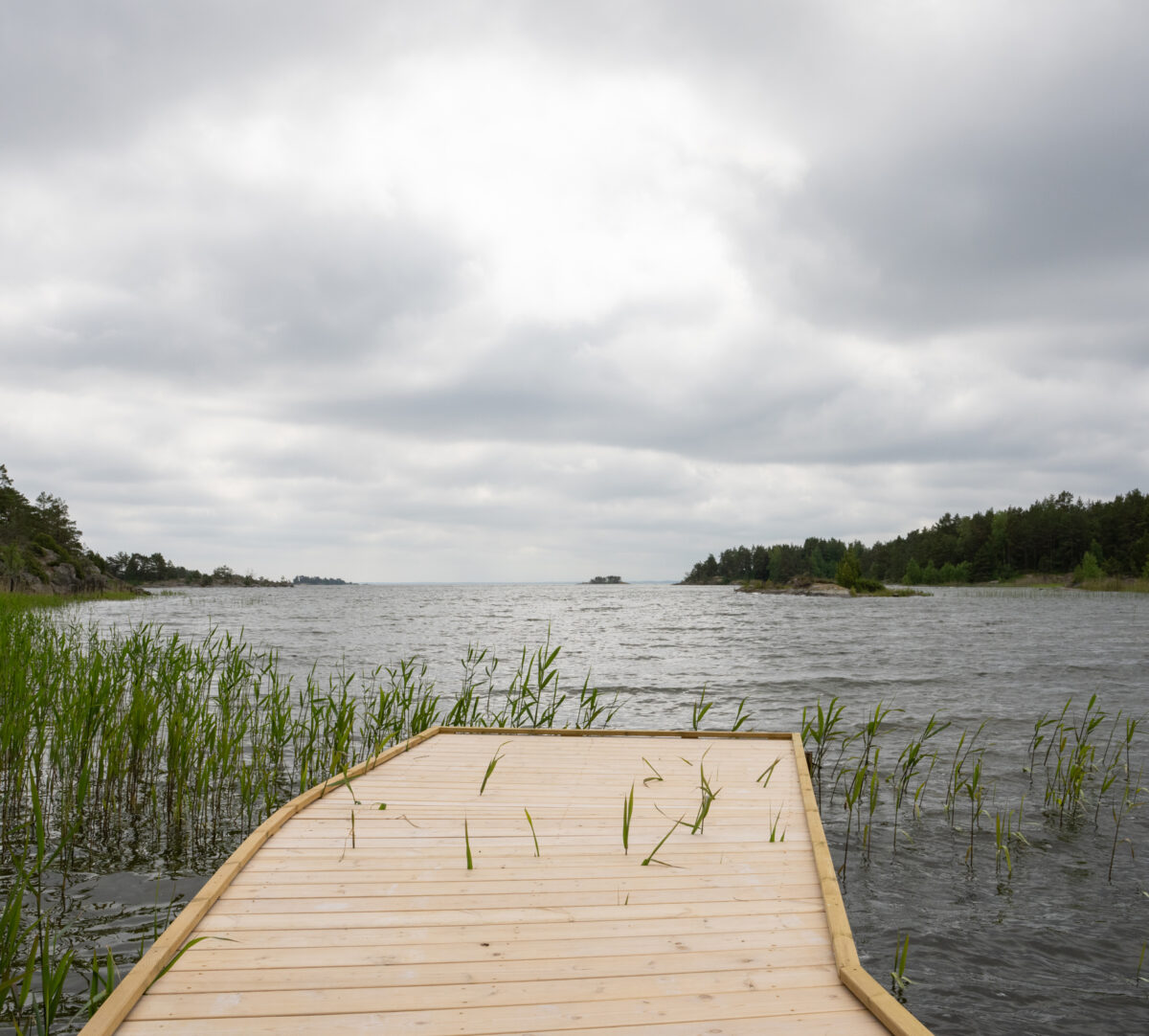 En brygga med utsikt mot öppet vatten. Foto.