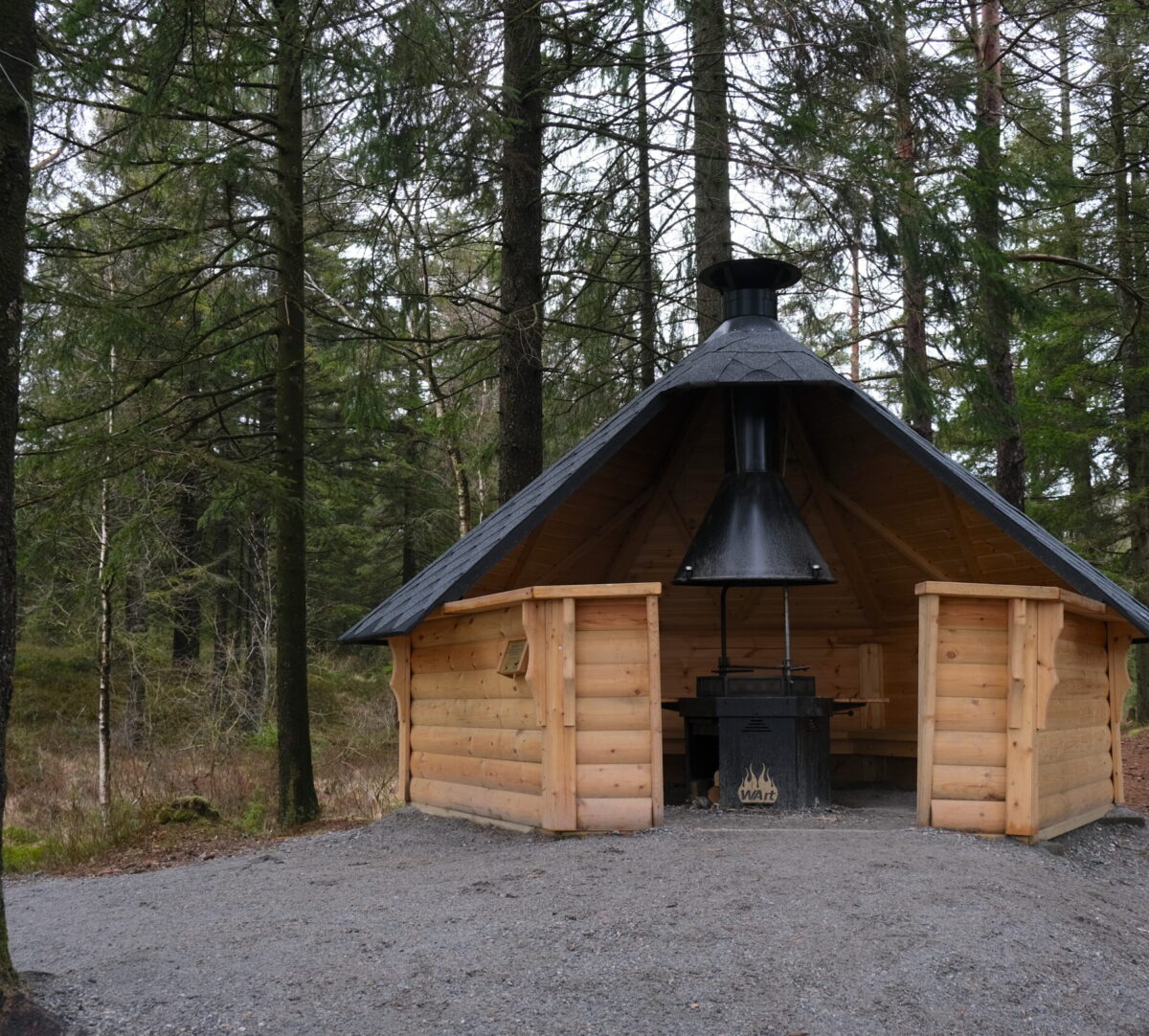 Grillkåta med grus runtomkring. Foto.