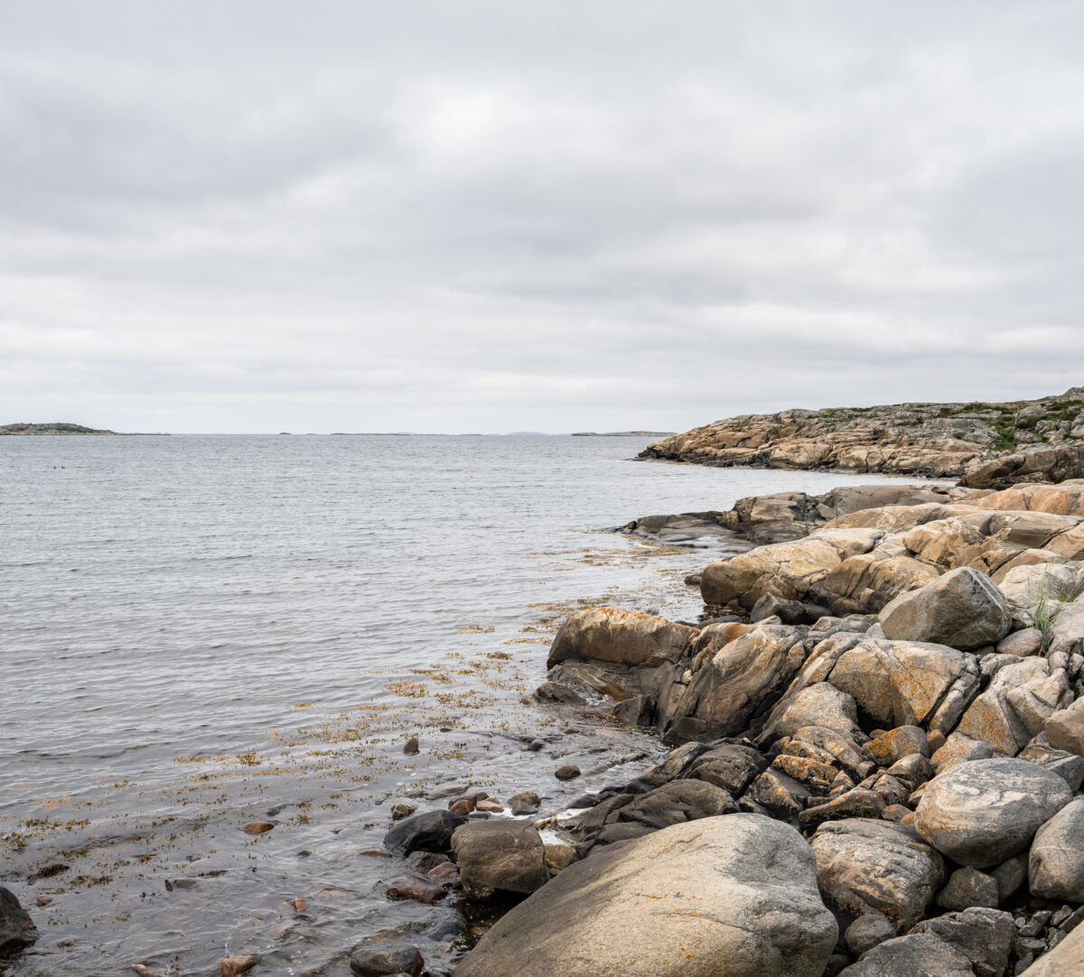 Foto på havet och klippor.